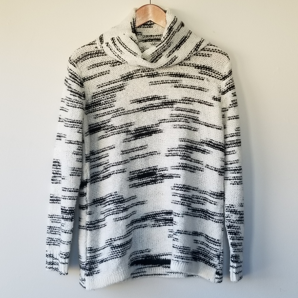 Kensie – Macy’s: NWT Black & white knit turtleneck
